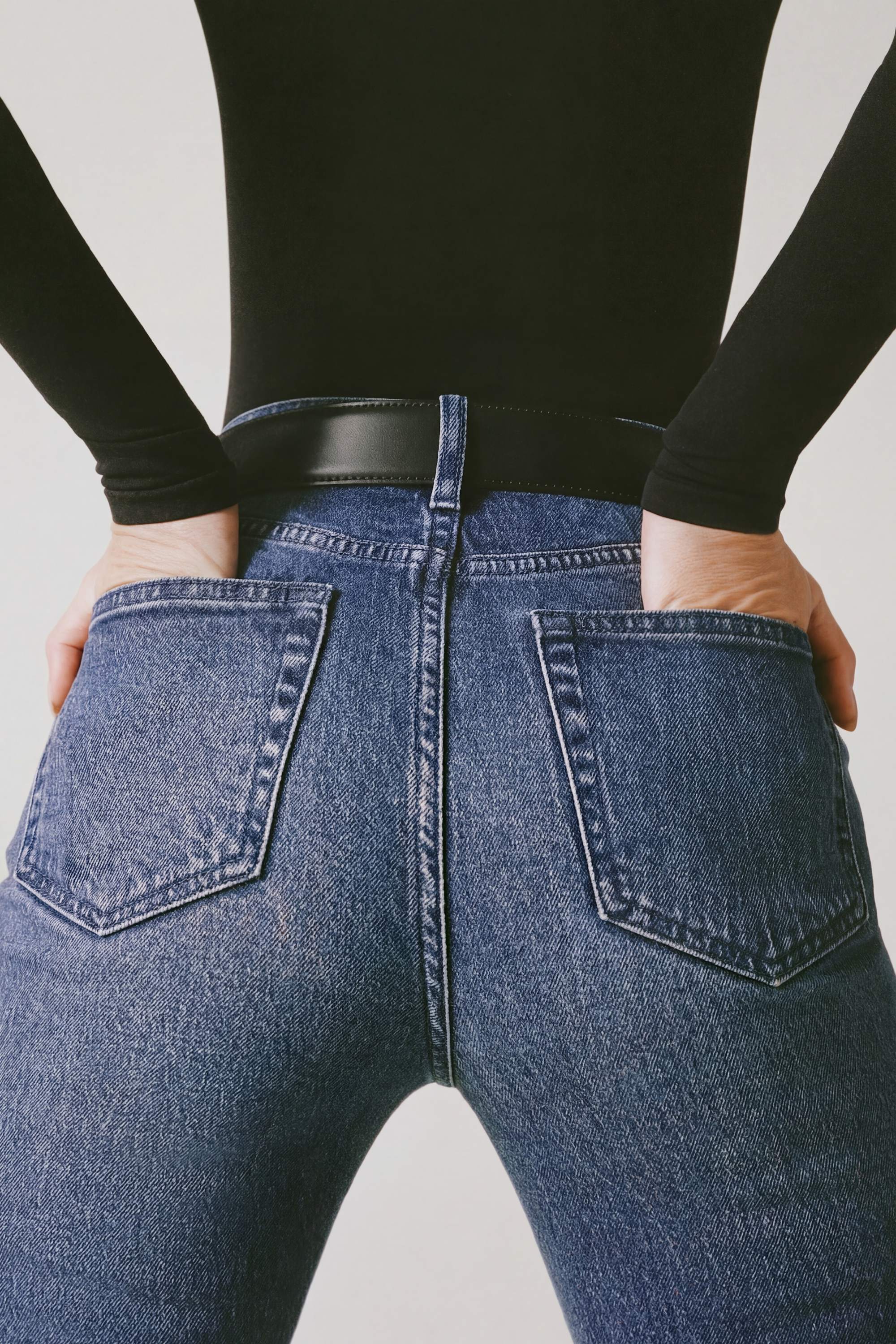 High-Rise Flared Jeans in Indigo Wash - Image 4