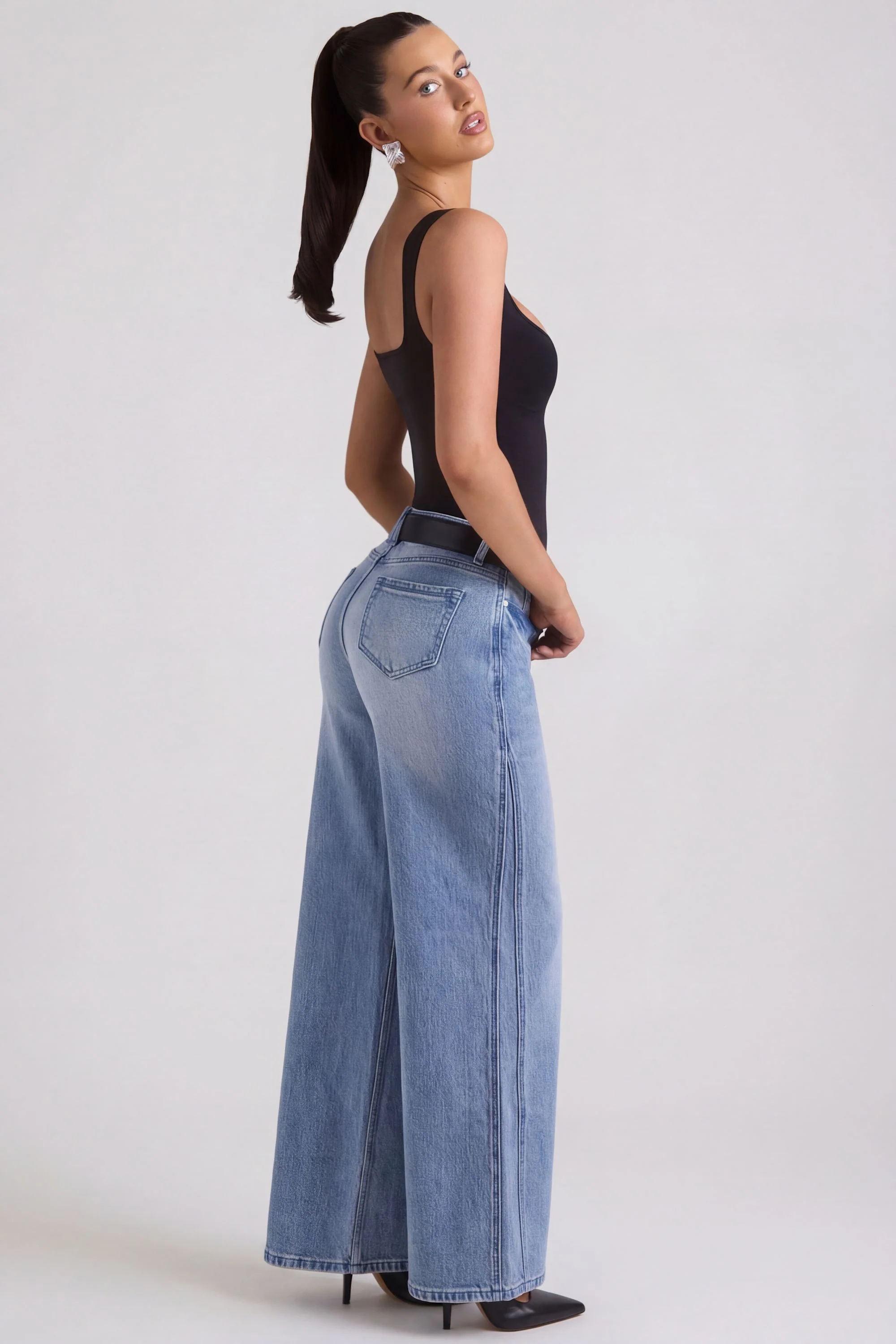 Low-Rise Wide-Leg Jeans in Vintage Wash - Image 3