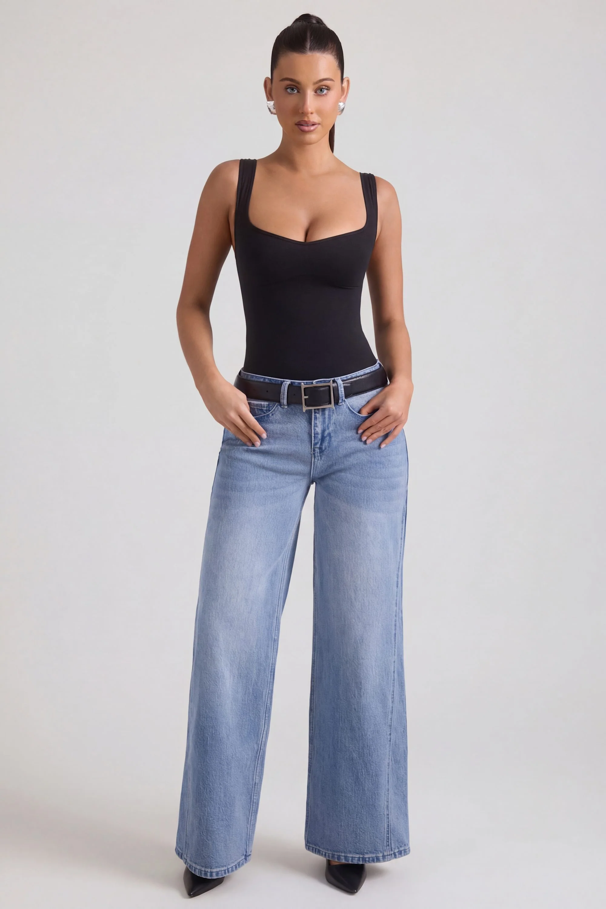 Low-Rise Wide-Leg Jeans in Vintage Wash - Image 4