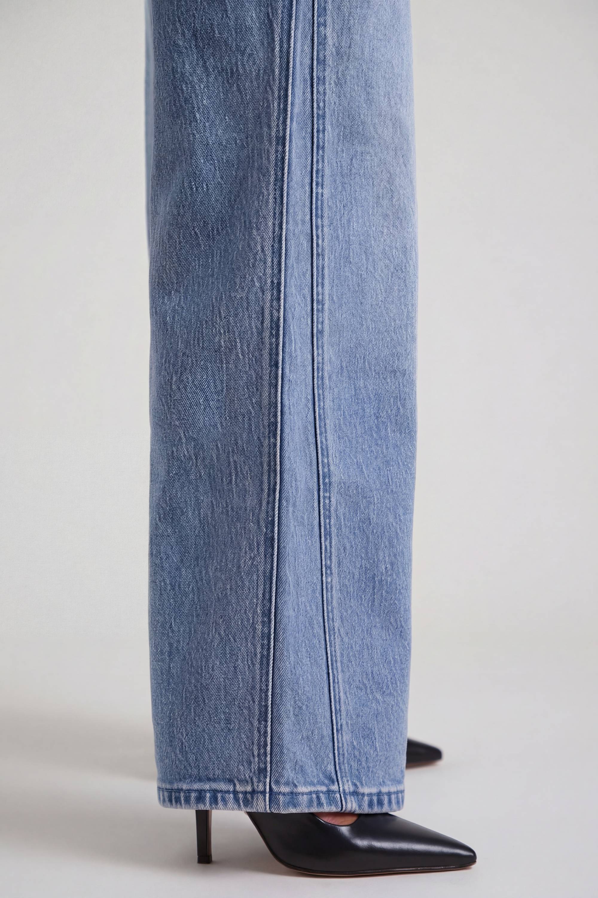 Low-Rise Wide-Leg Jeans in Vintage Wash - Image 5
