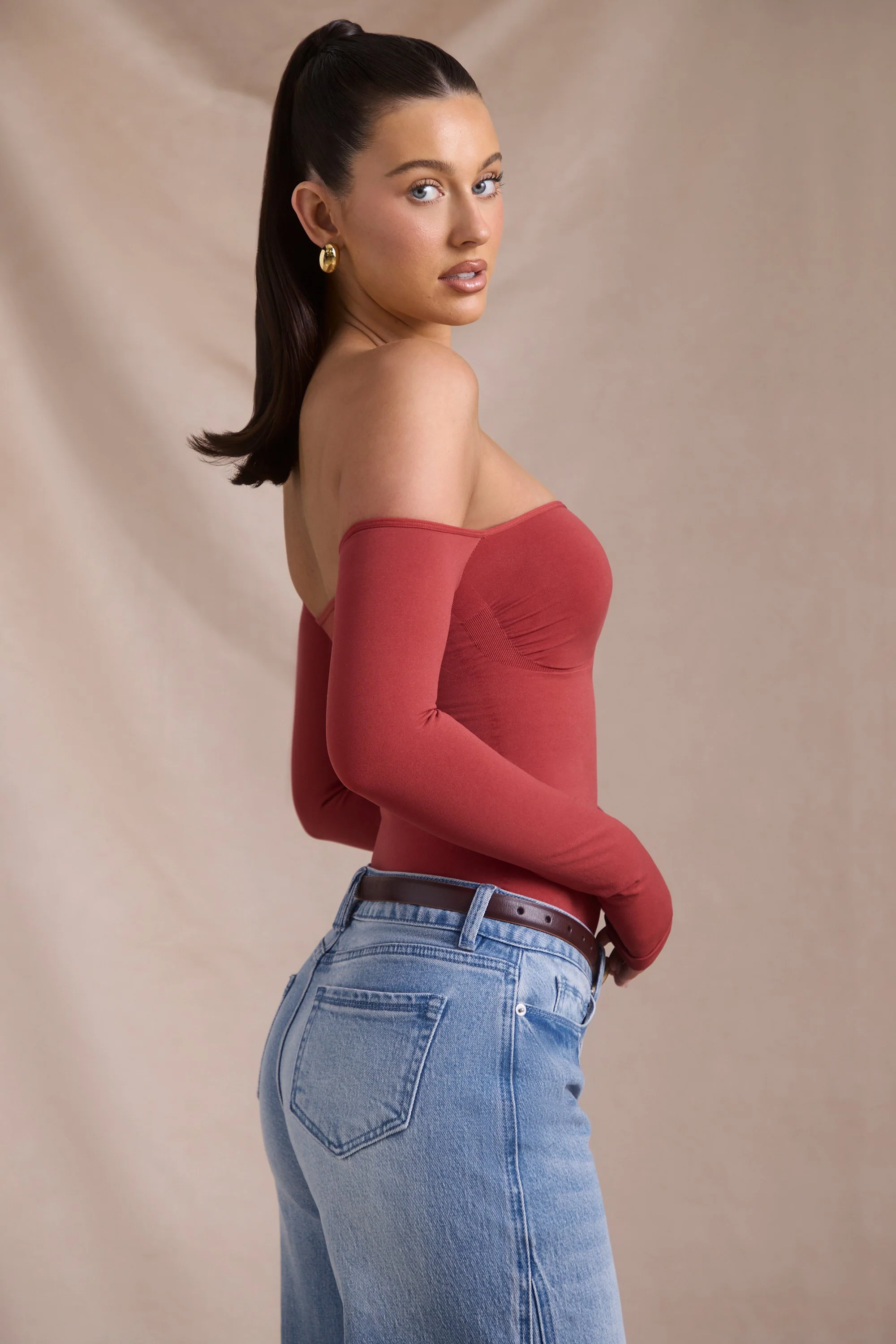 Seamless Off-Shoulder Long-Sleeve Bodysuit in Brick Red - Image 4